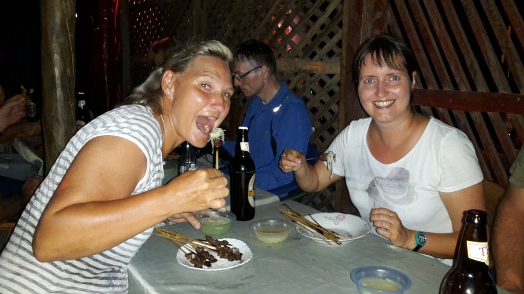 Ines und Steffi beim Brochettes essen