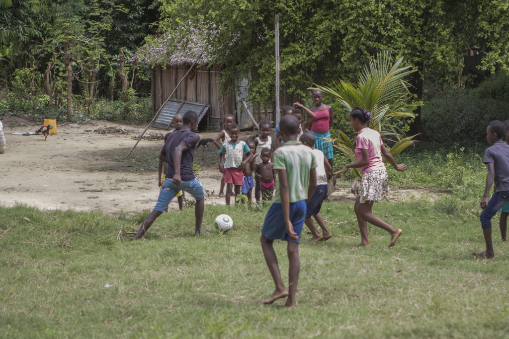 Fußballspiel nahe Sirama